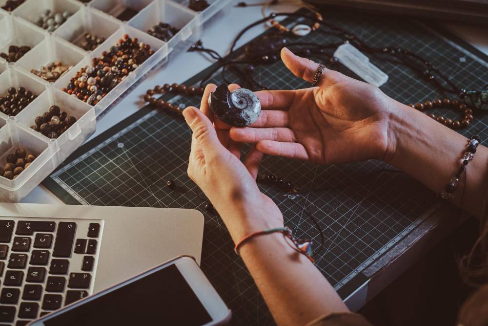 Aprenda como fazer bijuterias para vender.