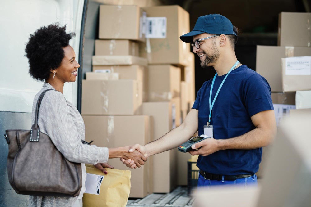 Imagem ilustrativa com dois lojistas entrando em acordo com fornecedores de produtos para revenda