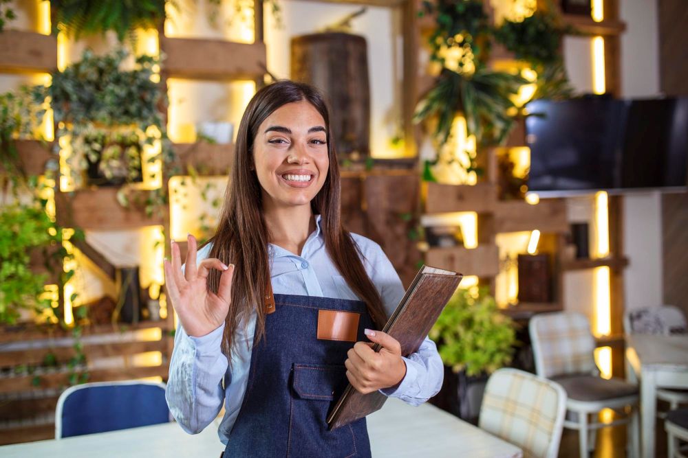 Imagem de empreendedora mostrando aprovação, simbolizando o que é MEI.