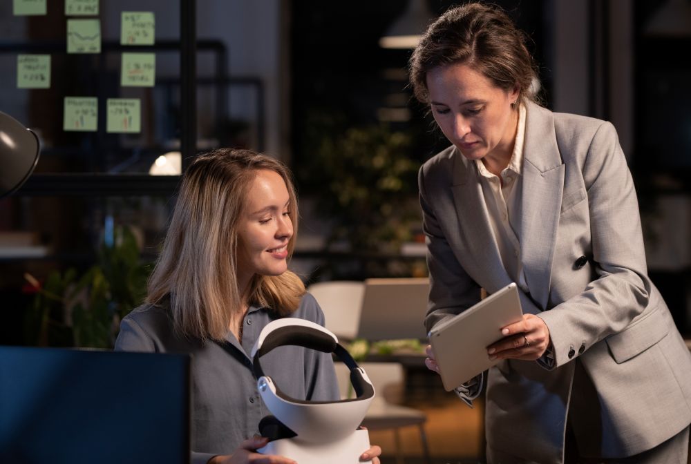Duas mulheres conversando sobre técnicas de persuasão no e-commerce