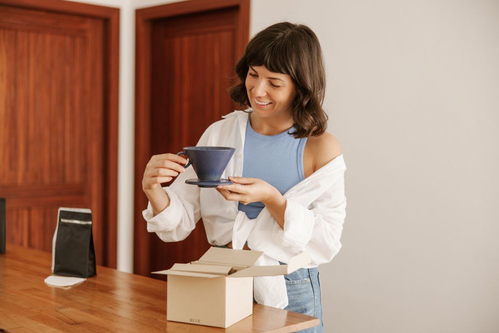 Empreendedora analisando produtos em alta para vender online, organizando mercadorias e preparando pedidos para e-commerce.