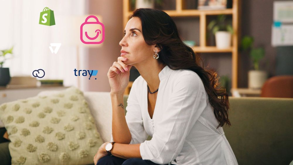 Mulher analisando as opções de plataformas de e-commerce