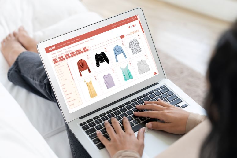 mulher comprando em um site de sua casa